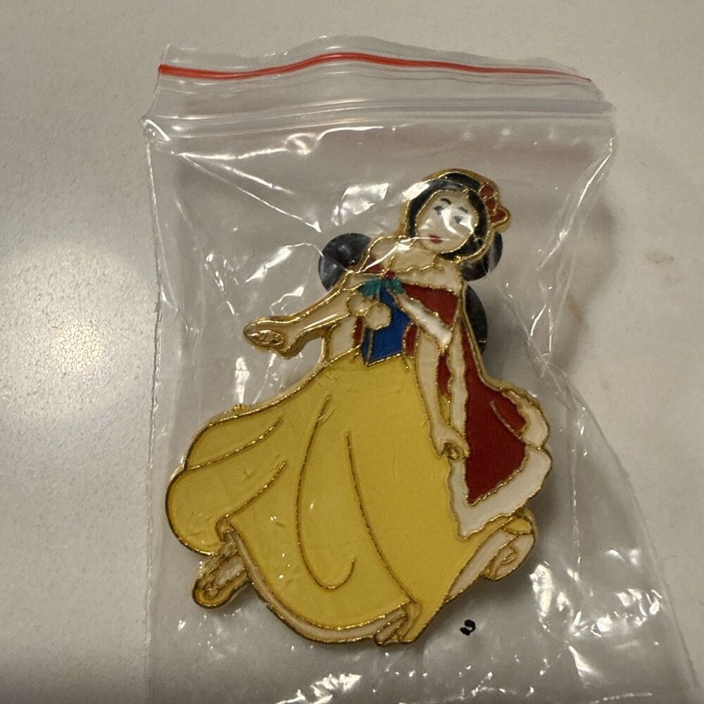 Disney Pin Snow White Red Cape Winter Christmas Disneyland Paris DLP 2019
